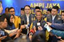 Ketua Umum DPP Partai Golkar, Bahlil Lahadalia (tengah) ditemani Ketua Umum DPP AMPI, Jerry Sambuaga (sebelah Bahlil, berkacamata) dan para pengurus AMPI serta Partai Golkar, saat memberikan keterangan kepada wartawan usai menghadiri Halalbihalal AMPI di Jakarta, Kamis (1/5/2025) (Detik Indonesia/RRI/AMPI)