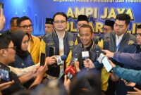 Ketua Umum DPP Partai Golkar, Bahlil Lahadalia (tengah) ditemani Ketua Umum DPP AMPI, Jerry Sambuaga (sebelah Bahlil, berkacamata) dan para pengurus AMPI serta Partai Golkar, saat memberikan keterangan kepada wartawan usai menghadiri Halalbihalal AMPI di Jakarta, Kamis (1/5/2025) (Detik Indonesia/RRI/AMPI)