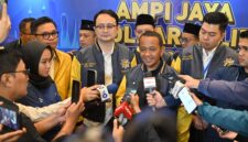 Ketua Umum DPP Partai Golkar, Bahlil Lahadalia (tengah) ditemani Ketua Umum DPP AMPI, Jerry Sambuaga (sebelah Bahlil, berkacamata) dan para pengurus AMPI serta Partai Golkar, saat memberikan keterangan kepada wartawan usai menghadiri Halalbihalal AMPI di Jakarta, Kamis (1/5/2025) (Detik Indonesia/RRI/AMPI)