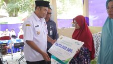 Bupati Sragen saat menyerahkan bantuan (SUMBER : PEMKAB SRAGEN)