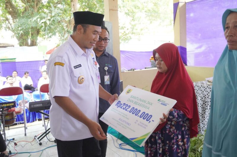 Bupati Sragen saat menyerahkan bantuan (SUMBER : PEMKAB SRAGEN)