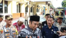 Bupati Sragen Sigit Pamungkas memberi penjelasan kepada wartawan saat di Mapolres Sragen, belum lama ini. (Istimewa/Polres Sragen/Detik Indonesia)