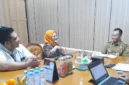  Bupati Sragen Sigit Pamungkas (kanan) menjelaskan tentang The Land of Java Man saat bertemu pimpinan SMG, Senin (5/5/2025). (Detik Idnonesia/Solopos/Tri Rahayu)