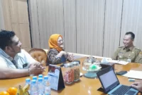  Bupati Sragen Sigit Pamungkas (kanan) menjelaskan tentang The Land of Java Man saat bertemu pimpinan SMG, Senin (5/5/2025). (Detik Idnonesia/Solopos/Tri Rahayu)