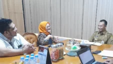  Bupati Sragen Sigit Pamungkas (kanan) menjelaskan tentang The Land of Java Man saat bertemu pimpinan SMG, Senin (5/5/2025). (Detik Idnonesia/Solopos/Tri Rahayu)