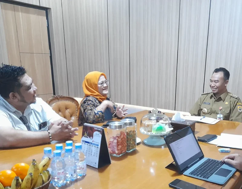  Bupati Sragen Sigit Pamungkas (kanan) menjelaskan tentang The Land of Java Man saat bertemu pimpinan SMG, Senin (5/5/2025). (Detik Idnonesia/Solopos/Tri Rahayu)