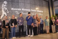 Bupati Sragen Sigit Pamungkas berpidato di hadapan para tamu yang berkunjung di Museum Sangiran dalam kegiatan Meet and Greet Sangiran Early Man Site Managers with Local and International Communities 2025 di Sangiran Sragen, Jumat (9/5/2025) malam. (Istimewa/Diskominfo Sragen)