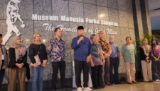 Bupati Sragen Sigit Pamungkas berpidato di hadapan para tamu yang berkunjung di Museum Sangiran dalam kegiatan Meet and Greet Sangiran Early Man Site Managers with Local and International Communities 2025 di Sangiran Sragen, Jumat (9/5/2025) malam. (Istimewa/Diskominfo Sragen)