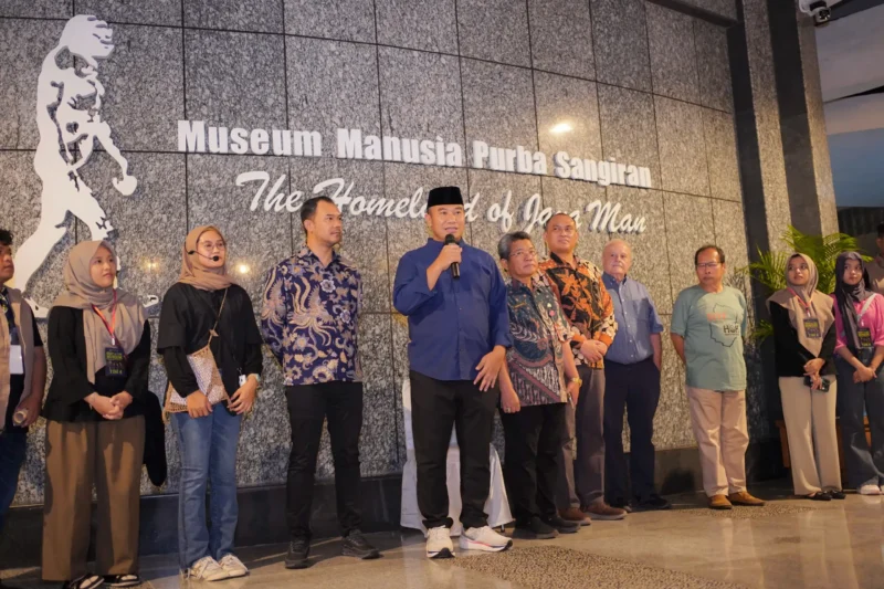 Bupati Sragen Sigit Pamungkas berpidato di hadapan para tamu yang berkunjung di Museum Sangiran dalam kegiatan Meet and Greet Sangiran Early Man Site Managers with Local and International Communities 2025 di Sangiran Sragen, Jumat (9/5/2025) malam. (Istimewa/Diskominfo Sragen)