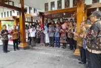 Bupati dan Wabup Sragen serta para pejabat berdoa bersama sebelum berangkat ke Jogja dari Pendapa Sumonegaran Sragen, Rabu (14/5/2025). (Detik Indonesia/Solopos/Tri Rahayu)