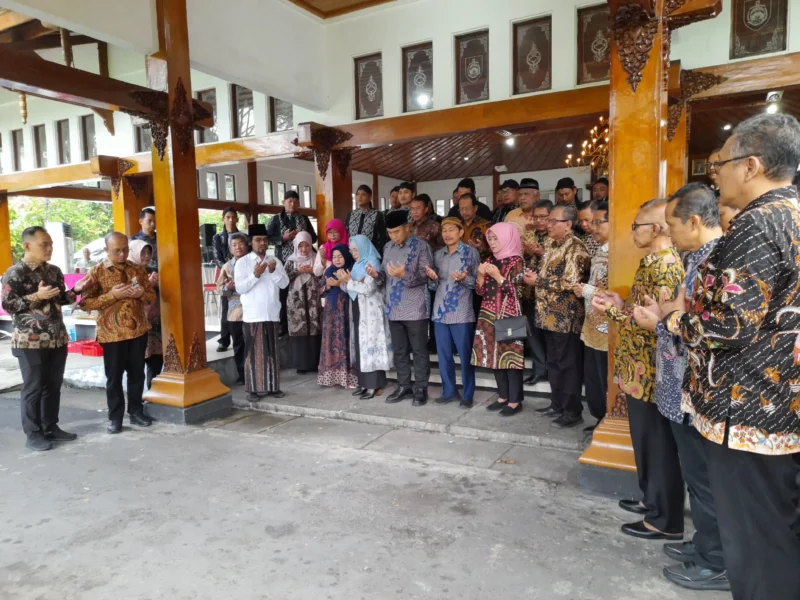 Bupati dan Wabup Sragen serta para pejabat berdoa bersama sebelum berangkat ke Jogja dari Pendapa Sumonegaran Sragen, Rabu (14/5/2025). (Detik Indonesia/Solopos/Tri Rahayu)