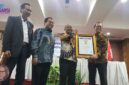 Ketum AMSI Wahyu Dhyatmika didampingi Ketum SMSI Pusat Firdaus dan Sekjen SMSI Pusat Makali Kumar menyerahkan anugerah Sahabat Pers ke Wakil Bupati Bengkalis Dr H Bagus Santoso MP. (Detik Indonesia/Riauaktual)