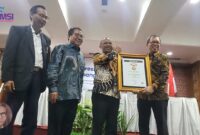 Ketum AMSI Wahyu Dhyatmika didampingi Ketum SMSI Pusat Firdaus dan Sekjen SMSI Pusat Makali Kumar menyerahkan anugerah Sahabat Pers ke Wakil Bupati Bengkalis Dr H Bagus Santoso MP. (Detik Indonesia/Riauaktual)