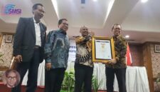 Ketum AMSI Wahyu Dhyatmika didampingi Ketum SMSI Pusat Firdaus dan Sekjen SMSI Pusat Makali Kumar menyerahkan anugerah Sahabat Pers ke Wakil Bupati Bengkalis Dr H Bagus Santoso MP. (Detik Indonesia/Riauaktual)