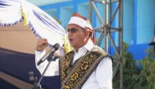 Gubernur NTT Emanuel Melkiades Laka Lena bertindak sebagai inspektur upacara dalam peringatan Hari Pendidikan Nasional (Hardiknas) Tingkat Provinsi NTT yang digelar di Alun-alun I.H. Doko, Gubernur Nusa Tenggara Timur, Jumat (2/5/2025). (Foto: Biro Administrasi Pimpinan Setda Prov.NTT)