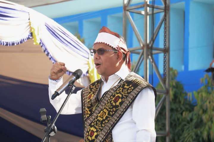 Gubernur NTT Emanuel Melkiades Laka Lena bertindak sebagai inspektur upacara dalam peringatan Hari Pendidikan Nasional (Hardiknas) Tingkat Provinsi NTT yang digelar di Alun-alun I.H. Doko, Gubernur Nusa Tenggara Timur, Jumat (2/5/2025). (Foto: Biro Administrasi Pimpinan Setda Prov.NTT)