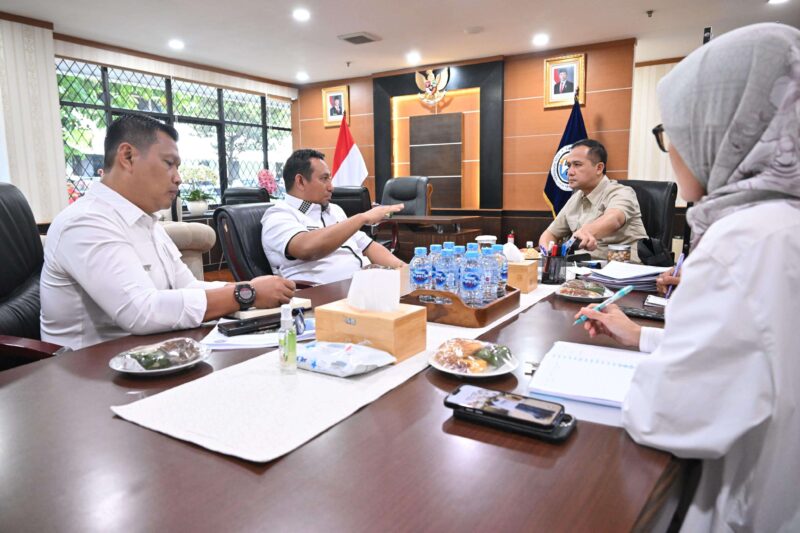Bupati TTU Yoseph Falentinus Delasalle Kebo saat berbicara dengan Mentri Transmigrasi RI M. Iftitah Sulaiman Suryanagara, pada Senin 19 Mei di Jakarta dan membahas pembangunan Kawasan Transmigrasi Mandiri (KTM) Ponu.(Foto. Walpri Bupati TTU).