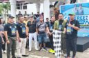Bupati-wakil Bupati TTU Yoseph Falentinus Delasalle Kebo-Kamillus Elu diapit Forkopimda saat mengangkat bendera melepas peserta CFD di alun-alun Kantor Bupati pada Sabtu (3/5/2025). (Detik Indonesia/RRI/Stef Kosat)