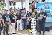 Bupati-wakil Bupati TTU Yoseph Falentinus Delasalle Kebo-Kamillus Elu diapit Forkopimda saat mengangkat bendera melepas peserta CFD di alun-alun Kantor Bupati pada Sabtu (3/5/2025). (Detik Indonesia/RRI/Stef Kosat)