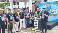Bupati-wakil Bupati TTU Yoseph Falentinus Delasalle Kebo-Kamillus Elu diapit Forkopimda saat mengangkat bendera melepas peserta CFD di alun-alun Kantor Bupati pada Sabtu (3/5/2025). (Detik Indonesia/RRI/Stef Kosat)