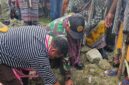 Bupati TTU Yoseph Falentinus Delasalle Kebo, saat menempatkan campuran pada fondasi sebagai tanda dimulainya pembangunan taman Wisata Pot Ana (Foto.Protokol Bupati TTU)