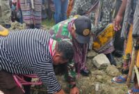 Bupati TTU Yoseph Falentinus Delasalle Kebo, saat menempatkan campuran pada fondasi sebagai tanda dimulainya pembangunan taman Wisata Pot Ana (Foto.Protokol Bupati TTU)