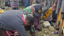 Bupati TTU Yoseph Falentinus Delasalle Kebo, saat menempatkan campuran pada fondasi sebagai tanda dimulainya pembangunan taman Wisata Pot Ana (Foto.Protokol Bupati TTU)