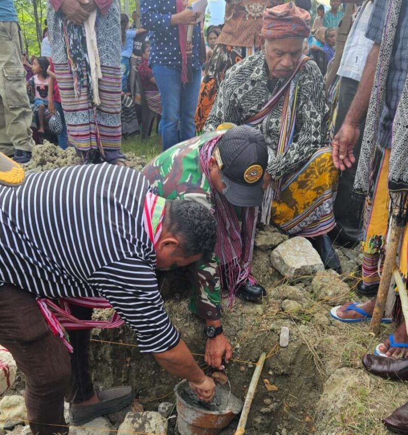 Bupati TTU Yoseph Falentinus Delasalle Kebo, saat menempatkan campuran pada fondasi sebagai tanda dimulainya pembangunan taman Wisata Pot Ana (Foto.Protokol Bupati TTU)