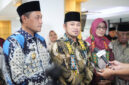 Gubernur Harum (tengah), Wagub Seno Aji dan Sekda Sri Wahyuni hadir dalam halalbihalal warga Kaltim di Jakarta. Kembali sosialisasikan Program Gratispol. Salah satunya pendidikan gratis mulai jenjang SMA hingga S3. (RIZKY/ADPIMPROV KALTIM/DETIK INDONESIA)