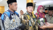 Gubernur Harum (tengah), Wagub Seno Aji dan Sekda Sri Wahyuni hadir dalam halalbihalal warga Kaltim di Jakarta. Kembali sosialisasikan Program Gratispol. Salah satunya pendidikan gratis mulai jenjang SMA hingga S3. (RIZKY/ADPIMPROV KALTIM/DETIK INDONESIA)