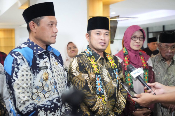 Gubernur Harum (tengah), Wagub Seno Aji dan Sekda Sri Wahyuni hadir dalam halalbihalal warga Kaltim di Jakarta. Kembali sosialisasikan Program Gratispol. Salah satunya pendidikan gratis mulai jenjang SMA hingga S3. (RIZKY/ADPIMPROV KALTIM/DETIK INDONESIA)