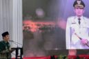 Bupati Tanahbumbu Andi Rudi Latif menyam paiikan selamat datang dan selamat jalan pada Dandim 1022 Tanahbumbu, di acara malam pisah sambut Dandim 1022 Tanahbumbu , Rabu (2/5/2025) malam. (Detik Indoneisa/Tribun Banjarmasin)