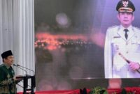 Bupati Tanahbumbu Andi Rudi Latif menyam paiikan selamat datang dan selamat jalan pada Dandim 1022 Tanahbumbu, di acara malam pisah sambut Dandim 1022 Tanahbumbu , Rabu (2/5/2025) malam. (Detik Indoneisa/Tribun Banjarmasin)
