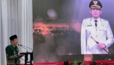 Bupati Tanahbumbu Andi Rudi Latif menyam paiikan selamat datang dan selamat jalan pada Dandim 1022 Tanahbumbu, di acara malam pisah sambut Dandim 1022 Tanahbumbu , Rabu (2/5/2025) malam. (Detik Indoneisa/Tribun Banjarmasin)