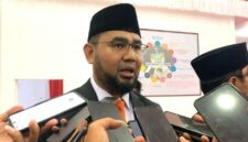 Bupati Halmahera Selatan, Maluku Utara Bassam Kasuba ketika diwawancari sejumlah awak media, Kamis (6/3/2025). Di mana ia mulai merombak kabinetnya dalam 100 hari kerja (Detik Indonesia/Tribun Ternate)