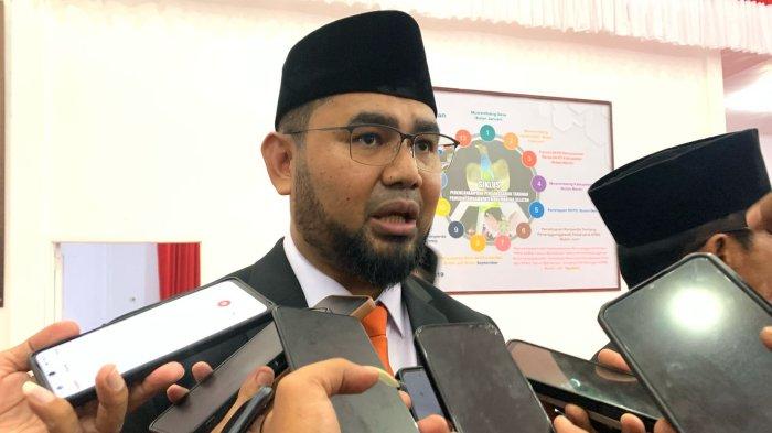 Bupati Halmahera Selatan, Maluku Utara Bassam Kasuba ketika diwawancari sejumlah awak media, Kamis (6/3/2025). Di mana ia mulai merombak kabinetnya dalam 100 hari kerja (Detik Indonesia/Tribun Ternate)