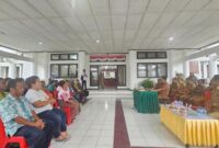 Bupati TTU, Yosep Falentinus Delasalle Kebo saat menggelar dialog bersama para pedagang Pasar Baru Kefamenanu, Selasa (6/5/2025) (Detik Indonesia/Pos Kupang)
