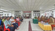 Bupati TTU, Yosep Falentinus Delasalle Kebo saat menggelar dialog bersama para pedagang Pasar Baru Kefamenanu, Selasa (6/5/2025) (Detik Indonesia/Pos Kupang)