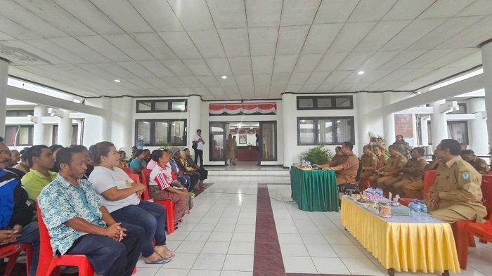 Bupati TTU, Yosep Falentinus Delasalle Kebo saat menggelar dialog bersama para pedagang Pasar Baru Kefamenanu, Selasa (6/5/2025) (Detik Indonesia/Pos Kupang)