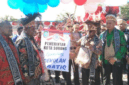 Gubernur Papua Barat Daya Elisa Kambu dan Wali Kota Sorong Septinus Lobat meluncurkan program sekolah gratis pada momentum Hardiknas 2025 di Halaman Kantor Gubernur Papua Barat Daya, Jumat 2 Mei 2025. (dok kapabar)