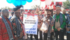 Gubernur Papua Barat Daya Elisa Kambu dan Wali Kota Sorong Septinus Lobat meluncurkan program sekolah gratis pada momentum Hardiknas 2025 di Halaman Kantor Gubernur Papua Barat Daya, Jumat 2 Mei 2025. (dok kapabar)
