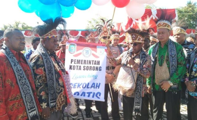 Gubernur Papua Barat Daya Elisa Kambu dan Wali Kota Sorong Septinus Lobat meluncurkan program sekolah gratis pada momentum Hardiknas 2025 di Halaman Kantor Gubernur Papua Barat Daya, Jumat 2 Mei 2025. (dok kapabar)