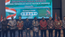 Gubernur Papua Barat Daya, Elisa Kambu minta Komisi II DPR RI tinjau ulang tiga pulau di Kabupaten Raja Ampat yang kini masuk Provinsi Maluku Utara harus dikembalikan. (Detik Indonesia/JMNews)