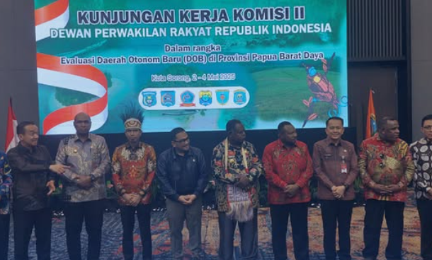Gubernur Papua Barat Daya, Elisa Kambu minta Komisi II DPR RI tinjau ulang tiga pulau di Kabupaten Raja Ampat yang kini masuk Provinsi Maluku Utara harus dikembalikan. (Detik Indonesia/JMNews)