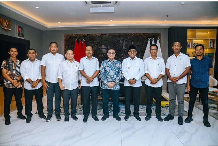 Bupati Malteng, ketika menemui Wakil Menteri Menteri Komunikasi dan Digital (Wamen Komdigi) Nezar Patria di kantor Komdigi, Selasa (6/5/2025). (Detik Indonesia/Dinamika Maluku)