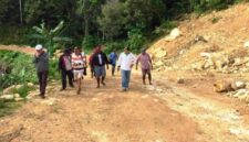 Akses jalan tembus Distrik Karas (Primarakyat/Detik Indonesia)
