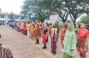 Perwakilan pelajar SE kabupaten Manokwari menggunakan pakaian adat mengikuti upacara Hardiknas 2025 di halaman kantor Bupati Manokwari. (Detik Indonesia/Gemelin/klikpapua)