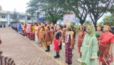 Perwakilan pelajar SE kabupaten Manokwari menggunakan pakaian adat mengikuti upacara Hardiknas 2025 di halaman kantor Bupati Manokwari. (Detik Indonesia/Gemelin/klikpapua)