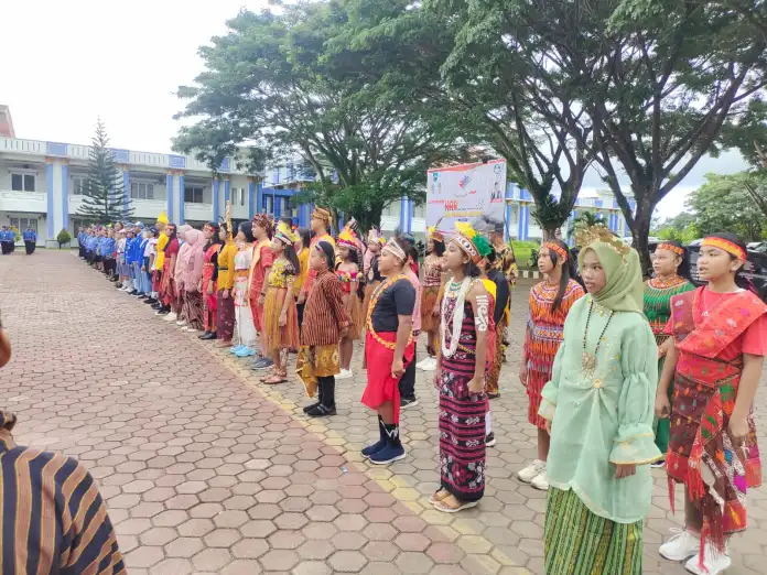 Perwakilan pelajar SE kabupaten Manokwari menggunakan pakaian adat mengikuti upacara Hardiknas 2025 di halaman kantor Bupati Manokwari. (Detik Indonesia/Gemelin/klikpapua)