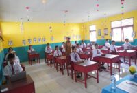 Bupati Halmahera Utara, Piet Hein Babua ketika melihat langsung pelaksanaan ujian sekolah || Foto: Istimewa